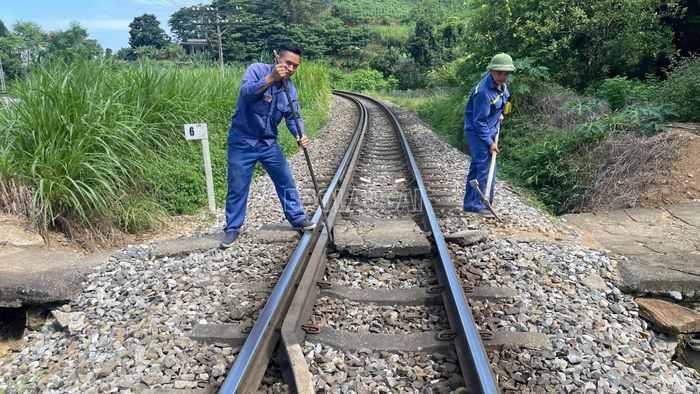 Lực lượng chức năng thực hiện hoàn trả nguyên trạng kết cấu hạ tầng đường sắt.