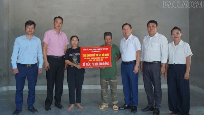 Trao kinh phí hỗ trợ cho các gia đình.