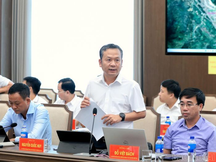 Các đại biểu trao đổi, làm rõ những khó khăn, vướng mắc và đề xuất giải pháp đẩy nhanh công tác giải phóng mặt bằng Dự án đường sắt Lào Cai - Hà Nội - Hải Phòng, đoạn qua địa bàn tỉnh Lào Cai.