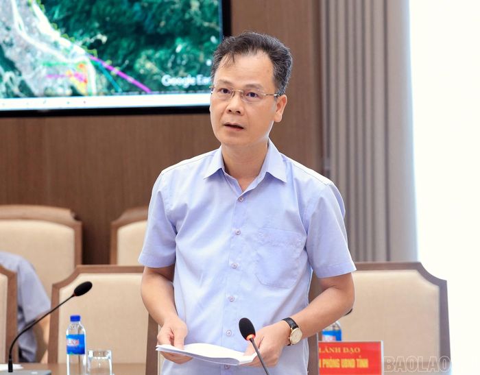 Đồng chí Nguyễn Thành Sinh, Phó Chủ tịch UBND tỉnh báo cáo tiến độ giải phóng mặt bằng dự án.
