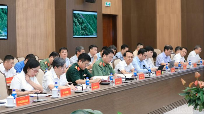 Các đại biểu dự phiên họp.