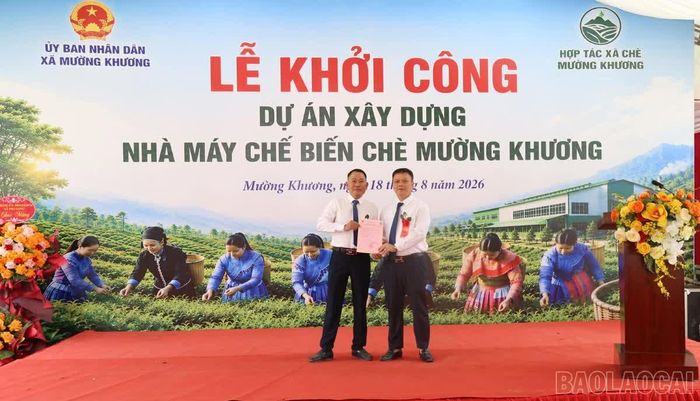 Trao Giấy chứng nhận quyền sử dụng đất cho nhà đầu tư.