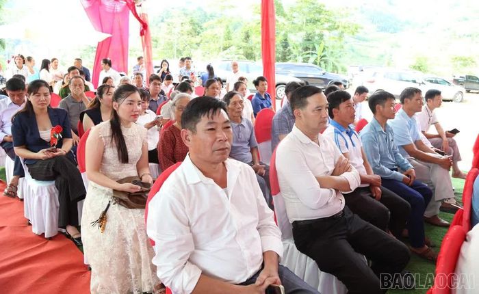 Đại biểu và người dân tại khu vực khởi công xây dựng Nhà máy chế biến chè Mường Khương.