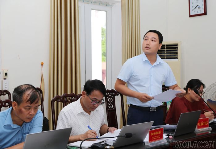 Lãnh đạo Phòng Kinh tế xã Bảo Yên báo cáo tại buổi làm việc.