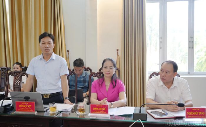 Lãnh đạo UBND xã Bảo Thắng báo cáo tại buổi làm việc.