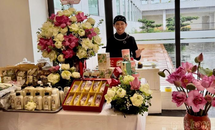 Bà Hà Thị Tứ cùng các sản phẩm từ sen tại một hoạt động trưng bày, giới thiệu sản phẩm nông nghiệp ở Trung tâm Hội nghị tỉnh.