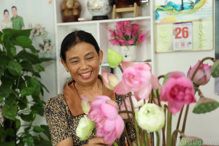 Cây sen mở hướng sinh kế mới cho gia đình bà Hà Thị Tứ.