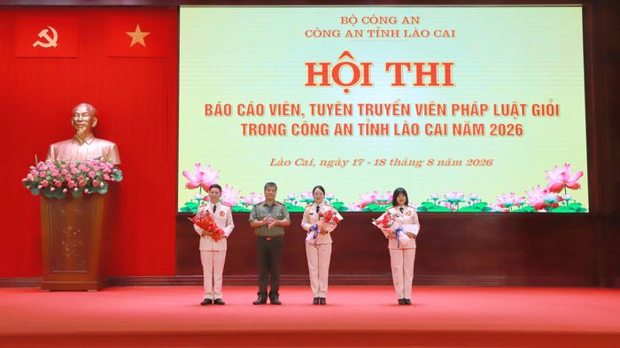 Trao giải cho các đội thi.