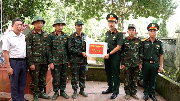 Bộ Chỉ huy Quân sự tỉnh Lào Cai tặng quà cho Đội tìm kiếm, quy tập hài cốt liệt sĩ (lâm thời).