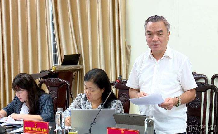 Thành viên Đoàn giám sát HĐND tỉnh trao đổi và đề nghị địa phương làm rõ một số vướng mắc trong bồi thường, hỗ trợ, tái định cư và quản lý, sử dụng tài sản công .