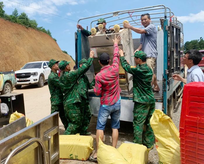 Những ngày qua, lực lượng Bộ đội Biên phòng Lào Cai phối hợp cùng các lực lượng di chuyển hàng chục tấn thiết bị, đồ dùng phục vụ học tập, chăm sóc học sinh đến các vị trí theo quy định.