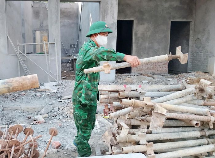 Không quản thời tiết oi nóng, cán bộ, chiến sĩ Bộ đội Biên phòng Lào Cai có mặt ở công trường từ sáng sớm tới chiều muộn để hỗ trợ thi công, vận chuyển nhiều đồ dùng, thiết bị...