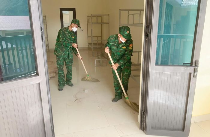 Cán bộ, chiến sĩ bộ đội biên phòng tích cực tham gia dọn vệ sinh, trồng cây tạo cảnh quan tại các trường phổ thông liên cấp.