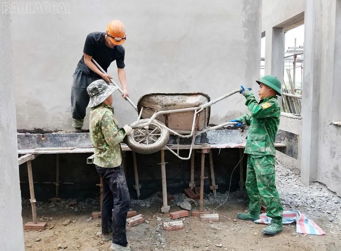 Mỗi ngày, có khoảng 80 -100 cán bộ, chiến sĩ của 8 đồn biên phòng thuộc Bộ đội Biên phòng Lào Cai tham gia hỗ trợ thi công tại 4 công trình xây dựng trường học khu vực biên giới với nhiều phần việc.