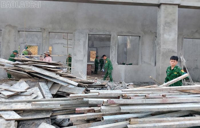 Trong những ngày tới, cán bộ, chiến sĩ Bộ đội Biên phòng Lào Cai tiếp tục góp sức hỗ trợ thi công với quyết tâm cao nhất góp phần hoàn thiện các ngôi trường "về đích" đúng hẹn.