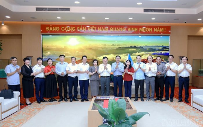 Đồng chí Bí thư Tỉnh ủy Dương Quốc Huy và PGS.TS Hoàng Văn Hùng - Bí thư Đảng ủy, Giám đốc Đại học Thái Nguyên trao tặng quà và chụp ảnh lưu niệm.