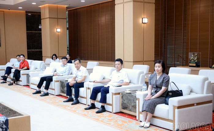 Các đại biểu dự buổi chào xã giao.