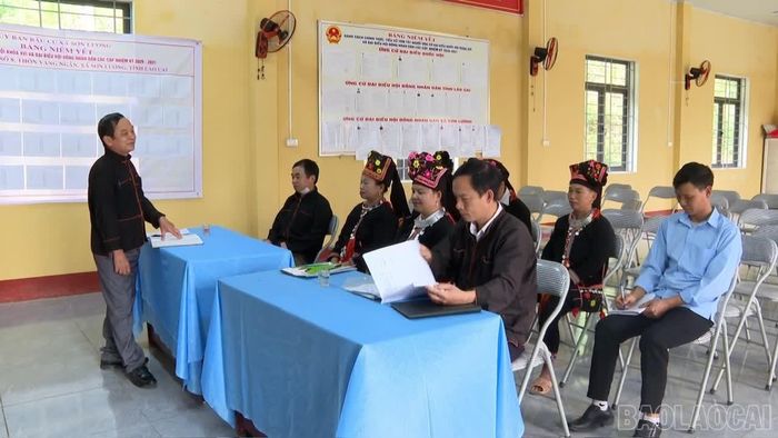 Bí thư Chi bộ Triệu Văn Lý tuyên truyền các chủ trương, chính sách của Đảng và Nhà nước tới người dân.