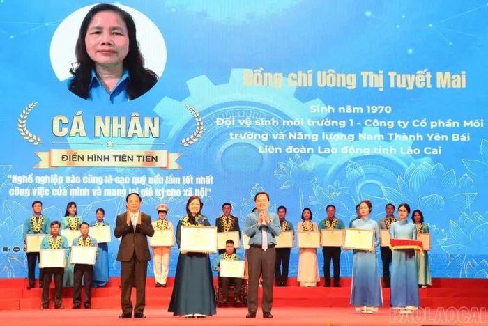 Chị Uông Thị Tuyết Mai, công nhân Công ty Cổ phần Môi trường và Năng lượng Nam Thành Yên Bái được tuyên dương tại Hội nghị sơ kết 5 năm thực hiện Kết luận số 01 của Bộ Chính trị.