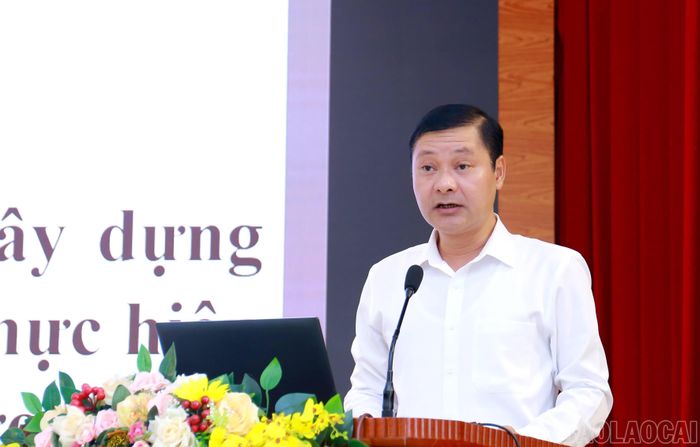 Lãnh đạo Sở Nội vụ tham luận về những vấn đề đặt ra trong xây dựng chính quyền kiến tạo sau khi thực hiện mô hình chính quyền địa phương hai cấp tại tỉnh Lào Cai.