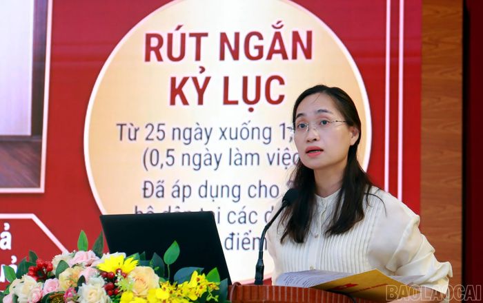 Lãnh đạo phường Cam Đường tham luận về nâng cao mức độ hài lòng của người dân - thước đo hiệu quả hoạt động của chính quyền kiến tạo, chủ động phục vụ Nhân dân.