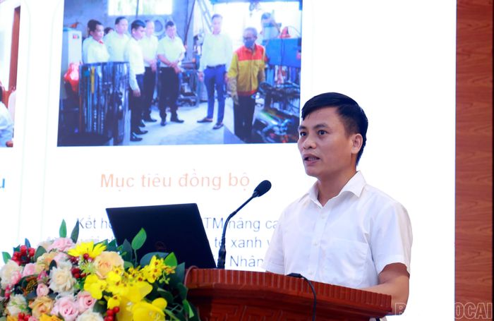 Lãnh đạo xã Mậu A tham luận về phát huy vai trò của chính quyền cơ sở trong xây dựng nông thôn mới nâng cao, phát triển kinh tế xanh và nâng cao chất lượng phục vụ Nhân dân.