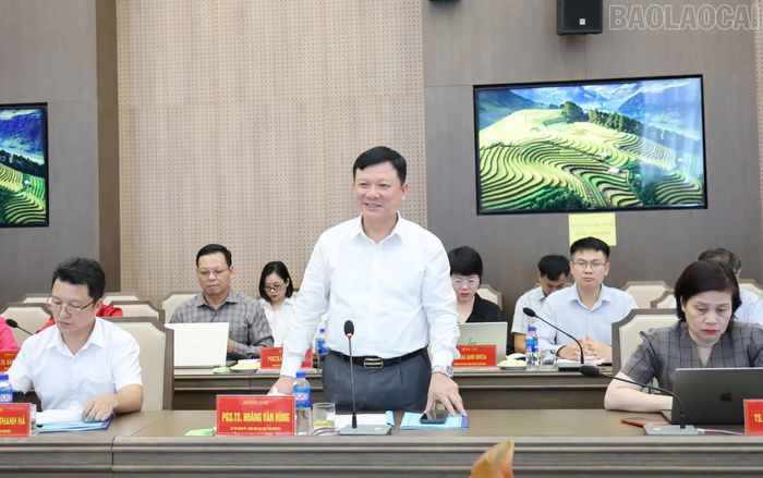 PGS.TS Hoàng Văn Hùng - Giám đốc Đại học Thái Nguyên phát biểu tại buổi làm việc.