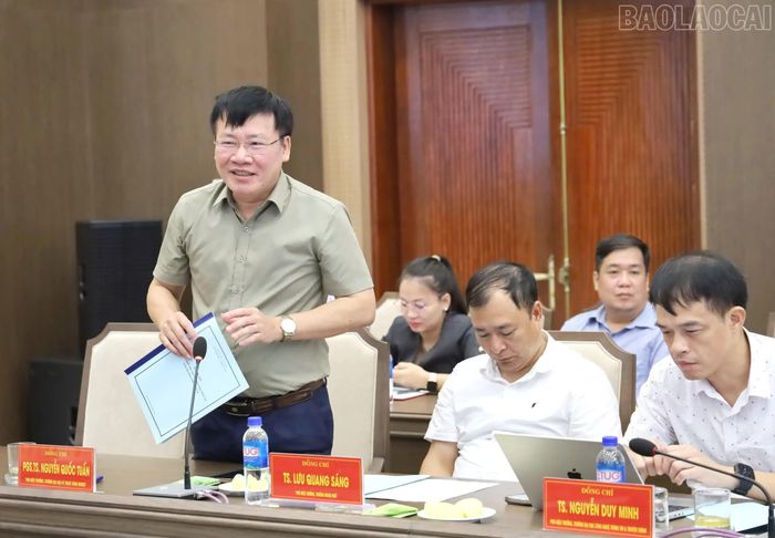 Các đại biểu thảo luận tại buổi làm việc.