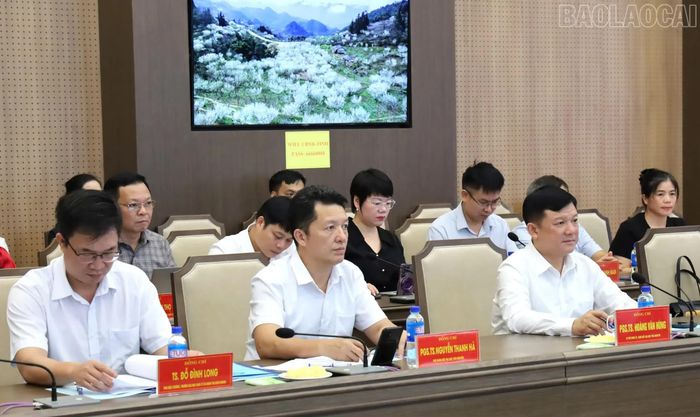 Các đại biểu tham dự buổi làm việc.