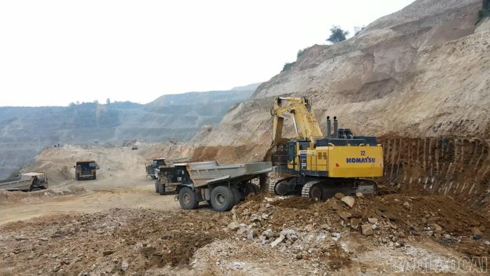 Bảo đảm an toàn cho người lao động và thiết bị là yêu cầu quan trọng trong hoạt động khai thác khoáng sản.