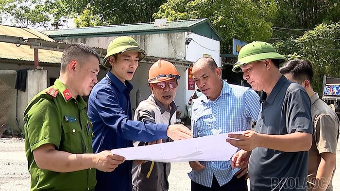 Lực lượng chức năng xã Văn Chấn kiểm tra mốc giới khai thác và phương án phòng, chống thiên tai tại các doanh nghiệp khai thác đá trên địa bàn.