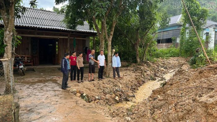 Khe suối trước nhà chị Nguyễn Thị Áo, nơi dòng nước dâng cao mỗi khi mưa lớn, tiềm ẩn nguy cơ mất an toàn.