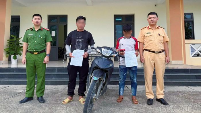 Công an xã Chiềng Ken phối hợp với lực lượng cảnh sát giao thông làm việc, xác minh vụ việc và xử lý hành vi vi phạm.