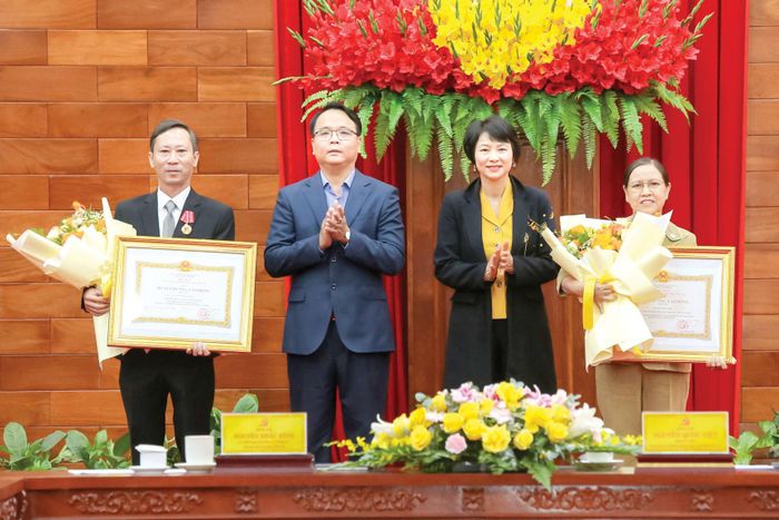 Đồng chí Đặng Hồng Sỹ, Phó Bí thư Thường trực Tỉnh ủy và đồng chí Phạm Thị Phúc - Phó Bí thư Tỉnh ủy, Chủ tịch Ủy ban MTTQ Việt Nam tỉnh trao Huân chương Lao động cho các cá nhân thuộc Văn phòng Tỉnh ủy