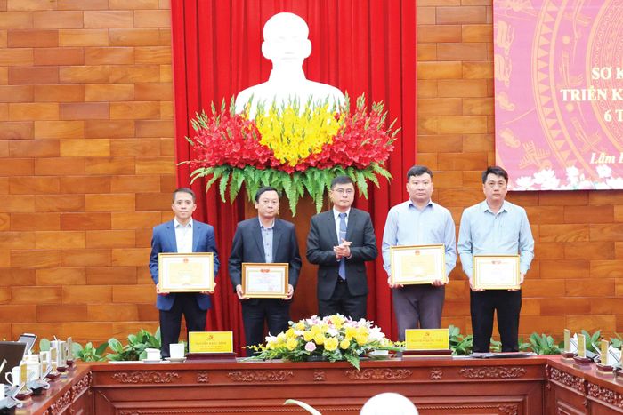 Đồng chí Nguyễn Khắc Bình trao Bằng khen của Chủ tịch UBND tỉnh cho các tập thể, cá nhân thuộc Văn phòng Tỉnh ủy có thành tích xuất sắc