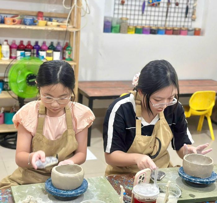 Lớp học làm gốm mang lại sự thú vị dành cho học sinh