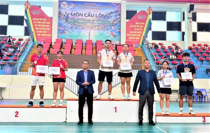 Anh Vũ Văn Thiết và cô giáo Nguyễn Liza Bảo trên bục nhận HCV nội dung đôi nam nữ nhóm I (dưới 40 tuổi) môn Cầu lông Đại hội TDTT tỉnh Lâm Đồng lần 1- 2026