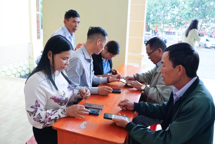 Tổ công nghệ số của các địa phương tăng cường hỗ trợ người dân tiếp cận và sử dụng công nghệ số