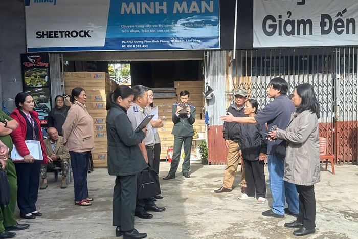 Cơ quan Thi hành án dân sự Lâm Đồng phối hợp với các đơn vị, địa phương tuyên truyền, vận động người dân trong khu vực thi hành án