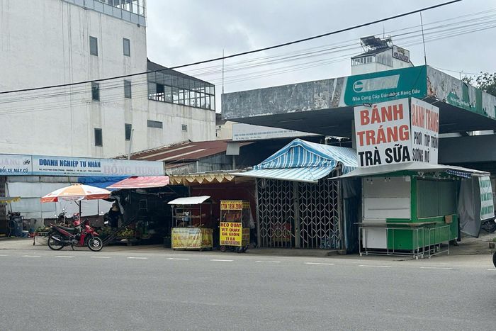 Tại khu đất đã được bán đấu giá ở số 443 Phan Đình Phùng hiện có các cá nhân, hộ kinh doanh đang sử dụng mặt bằng