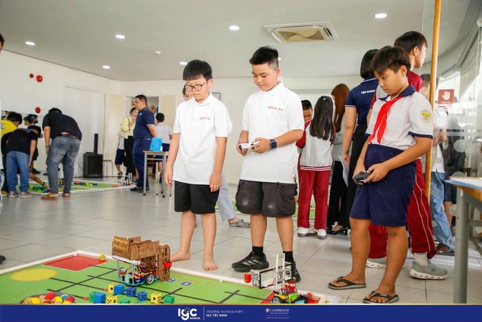 Đội học sinh Trường TH Nguyễn Trãi tham gia các cuộc thi Robocon