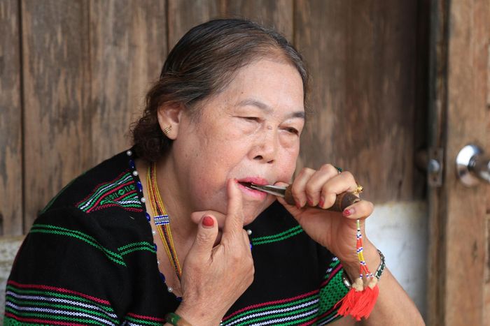 Nghệ nhân H'Grao (xã Tà Đùng) có thể chơi được nhiều nhạc cụ truyền thống dân tộc Mạ