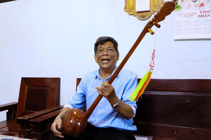 Nghệ nhân Nông Thanh Hưu (xã Nam Dong) là người từng bước đưa đàn tính - hát then vào các hoạt động văn hóa, văn nghệ ở địa phương