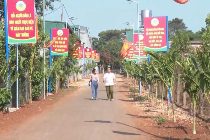 Nếp sống văn minh, hiện đại đang hiện hữu trên từng con đường, khu dân cư trong vùng đồng bào ở xã Đắk Mil