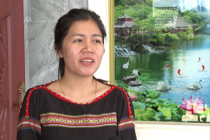Chị H’Ngọc Knul vui mừng trước sự đổi thay đời sống, nếp sống văn minh của bà con trong bon