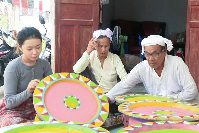 Em Thông Thị Tọa Đàm cùng tham gia vào quá trình sản xuất bằng việc vẽ và sơn hoa văn trên mặt mâm cao