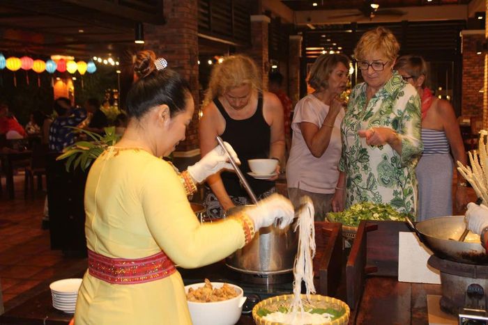 Du khách thưởng thức đặc sản ẩm thực của dân tộc Chăm