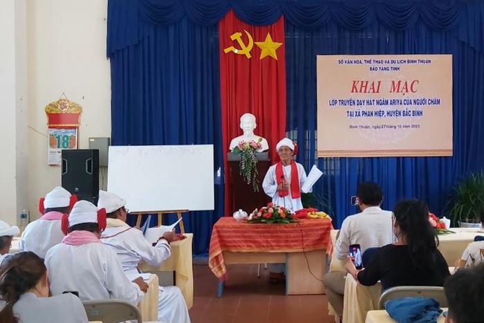 Các nghệ nhân truyền dạy hát ngâm Ariya cho các thế hệ trẻ