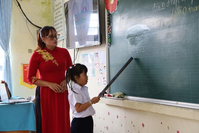 Cô Trương Thu Hồng, Trường Tiểu học, THCS R’Teing, xã Phú Sơn Lâm Hà không ngừng đổi mới phương pháp dạy học, chú trọng phát triển năng lực, sở thích của từng học sinh