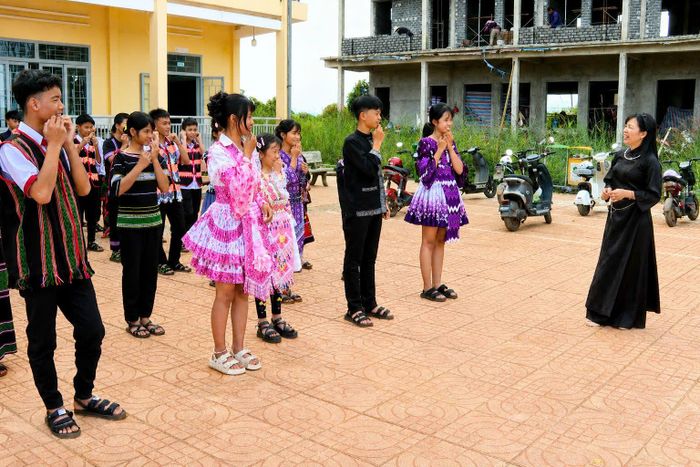Học sinh được khuyến khích mặc đồ truyền thống, chơi các trò dân gian để giữ gìn, phát huy bản sắc văn hóa dân tộc